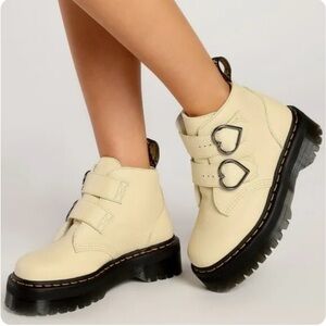 Dr. Martens Devon heart buckle platform boot cream 5 (EU 36)